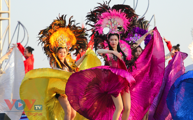 &quot;Carnaval mùa đông&quot; khuấy động không khí Hạ Long ngày đầu năm - Ảnh 6.