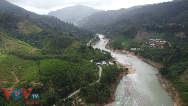 Không có cầu, người dân làng Tắc Rối, tỉnh Quảng Nam làm bè vượt sông Tranh - Ảnh 1.