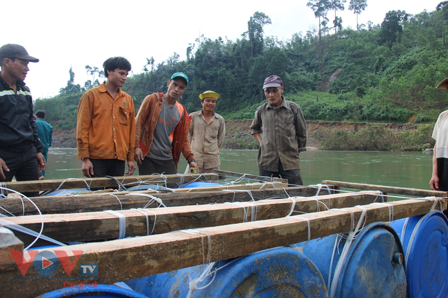 Không có cầu, người dân làng Tắc Rối, tỉnh Quảng Nam làm bè vượt sông Tranh - Ảnh 3.