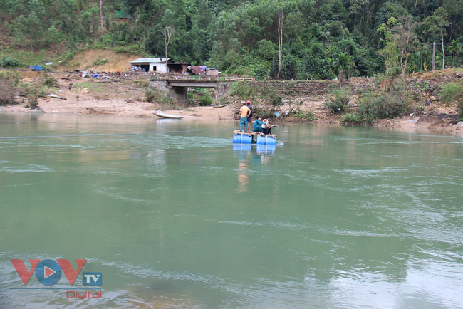 Không có cầu, người dân làng Tắc Rối, tỉnh Quảng Nam làm bè vượt sông Tranh - Ảnh 4.