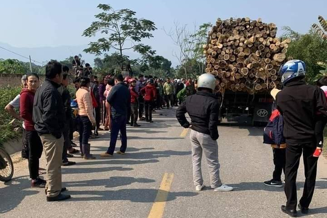 Xe máy va chạm với xe tải ở Phú Thọ, 2 người tử vong - Ảnh 1.