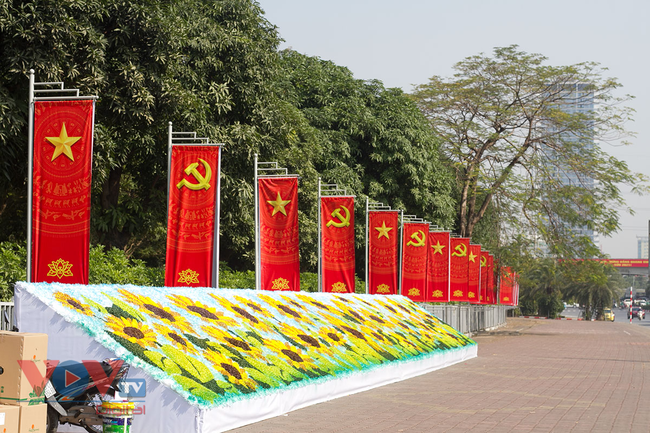Trung tâm Hội nghị Quốc gia rực rỡ cờ hoa chuẩn bị cho Đại hội lần thứ XIII của Đảng - Ảnh 2.