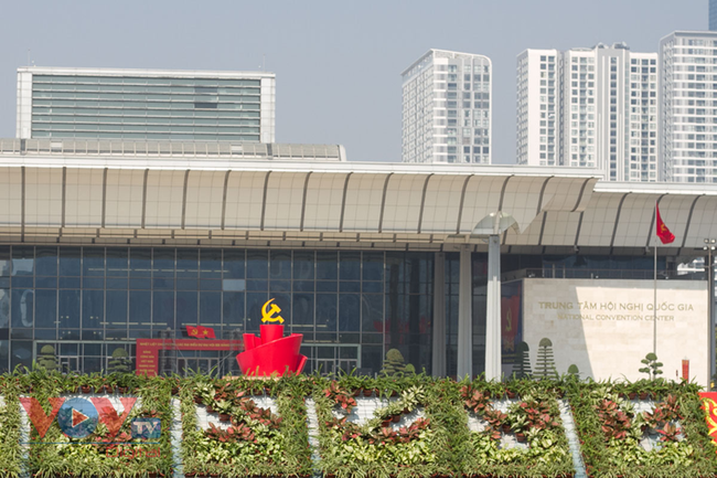 Trung tâm Hội nghị Quốc gia rực rỡ cờ hoa chuẩn bị cho Đại hội lần thứ XIII của Đảng - Ảnh 3.