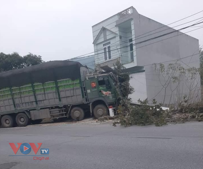 Tài xế xe tải ngủ gật đâm vào nhà dân ở Quảng Ninh - Ảnh 1.