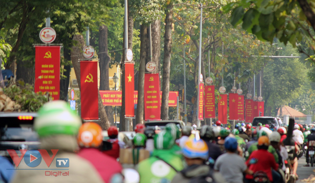 Đường phố TPHCM lung linh rực rỡ cờ hoa chào mừng Đại hội Đảng toàn quốc lần thứ 13 - Ảnh 2.