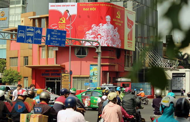 Đường phố TPHCM lung linh rực rỡ cờ hoa chào mừng Đại hội Đảng toàn quốc lần thứ 13 - Ảnh 7.