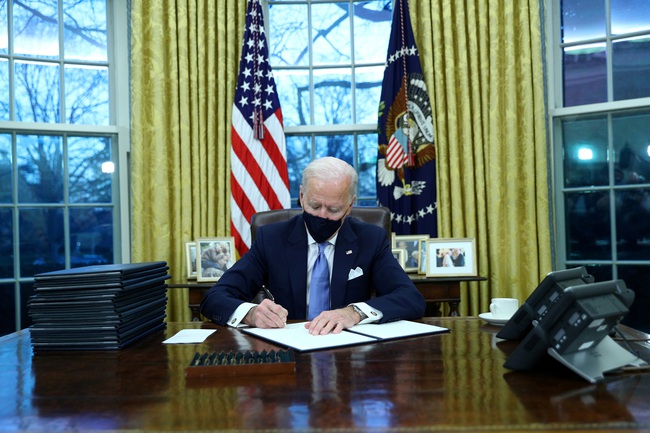 Tân Tổng thống Biden ký hàng loạt sắc lệnh đảo ngược chính sách của ông Trump - Ảnh 1.