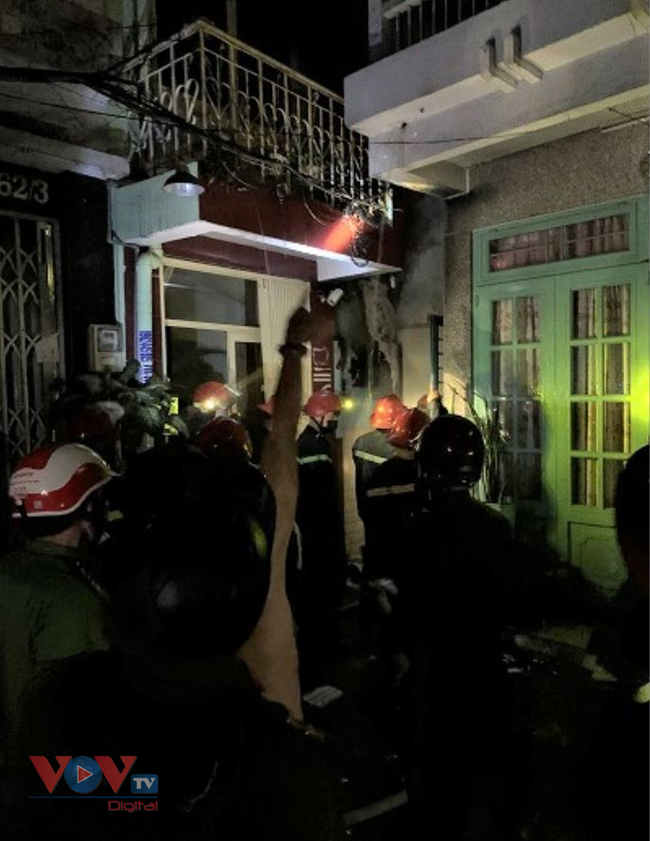 TPHCM: 12 người được giải cứu khỏi 2 đám cháy lúc nửa đêm - Ảnh 4.