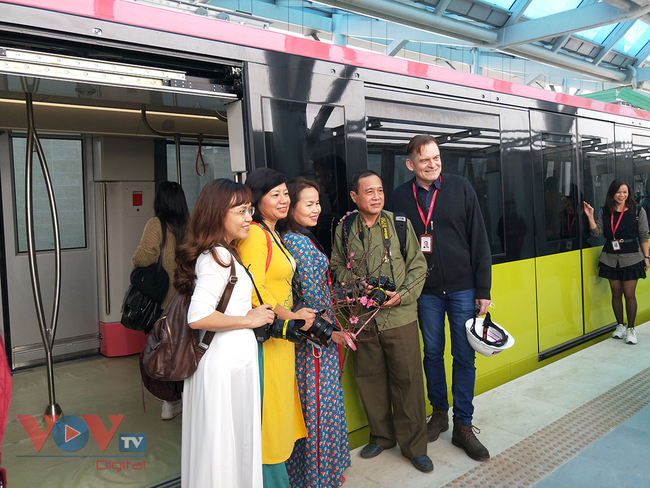 Đoàn tàu đường sắt Nhổn - ga Hà Nội mở cửa đón người dân tham quan - Ảnh 17.