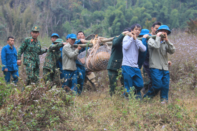 Sơn La: Đi chăn thả gia súc phát hiện quả bom nặng 600 kg - Ảnh 1.