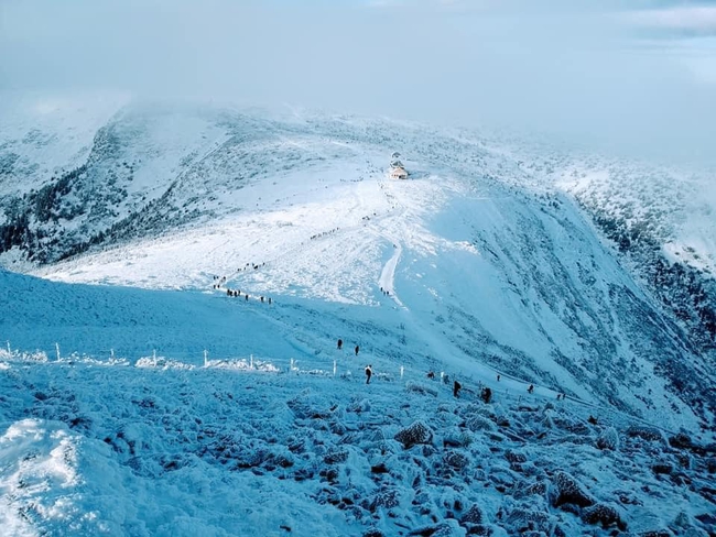 Chiêm ngưỡng ngọn núi cao nhất Cộng hòa Czech vào mùa đông - Ảnh 5.