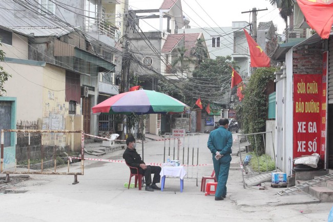 Quảng Ninh: Những chốt phòng dịch trong đêm - Ảnh 1.