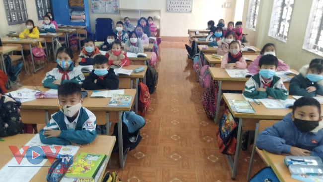 Nhiều trường ở thành phố Sơn La cho học sinh nghỉ học, thực hiện phun khử khuẩn phòng chống dịch - Ảnh 1.