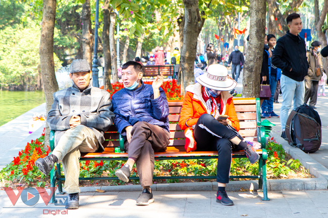 Hà Nội nắng đẹp những ngày đầu năm, nhưng người dân du xuân vẫn chủ quan, không đeo khẩu trang nơi công cộng - Ảnh 11.