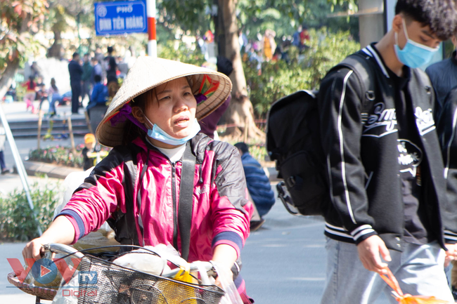 Hà Nội nắng đẹp những ngày đầu năm, nhưng người dân du xuân vẫn chủ quan, không đeo khẩu trang nơi công cộng - Ảnh 12.