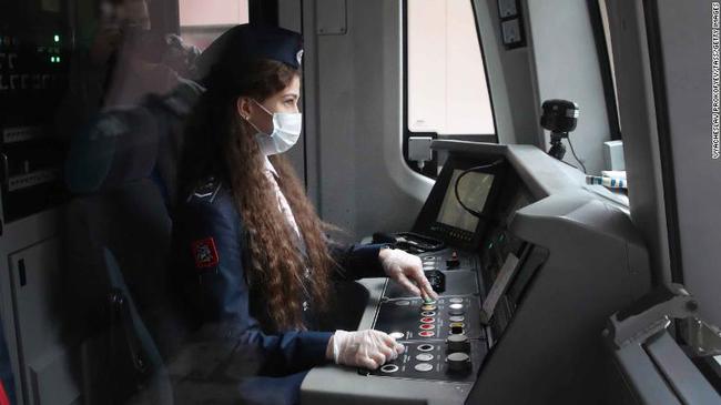 Lần đầu tiên sau hơn 40 năm, Nga có phụ nữ làm lái tàu điện ngầm - Ảnh 2.