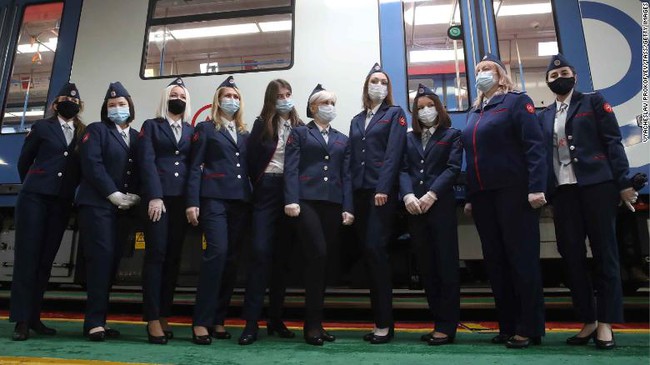 Những nữ lái tàu điện ngầm đầu tiên ở Nga sau nhiều thập kỷ bị luật lao động cấm. Ảnh: CNN