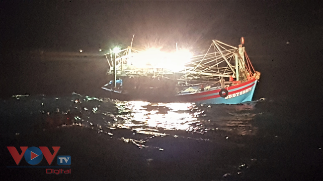 Bình Định: Tàu cá cùng 7 ngư dân gặp nạn trên biển - Ảnh 1.