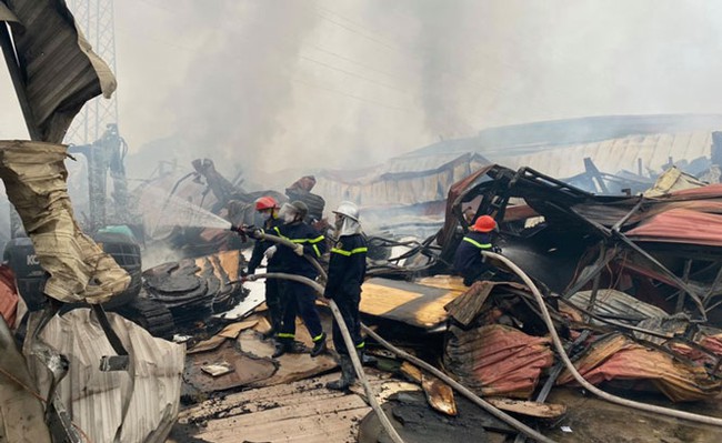 Dập tắt đám cháy kho xưởng rộng khoảng 2.000m2 ở huyện Hoài Đức - Ảnh 1.