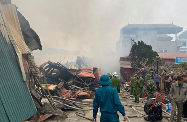 Dập tắt đám cháy kho xưởng rộng khoảng 2.000m2 ở huyện Hoài Đức - Ảnh 2.