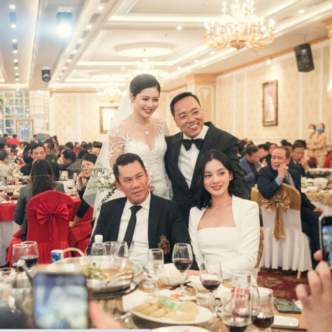 Hậu 'đường ai nấy đi', chồng cũ Lệ Quyên hẹn hò thí sinh Hoa hậu Việt Nam 2020 Cẩm Đan, kém nhau tận 27 tuổi - Ảnh 3.