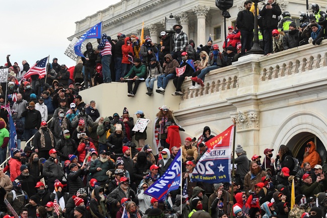 Hàng nghìn người biểu tình gây hỗn loạn khi Quốc hội Mỹ họp công bố Tổng thống Mỹ nhiệm kỳ mới - Ảnh 1.