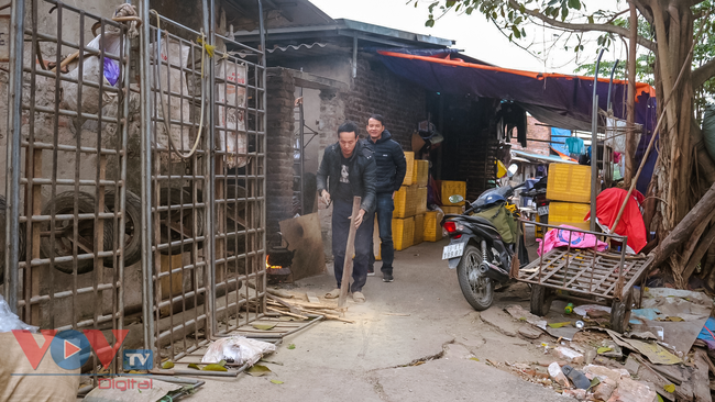 Cuộc sống người dân khu ổ chuột xập xệ nhất Hà Nội trong những ngày giá rét đỉnh điểm - Ảnh 4.
