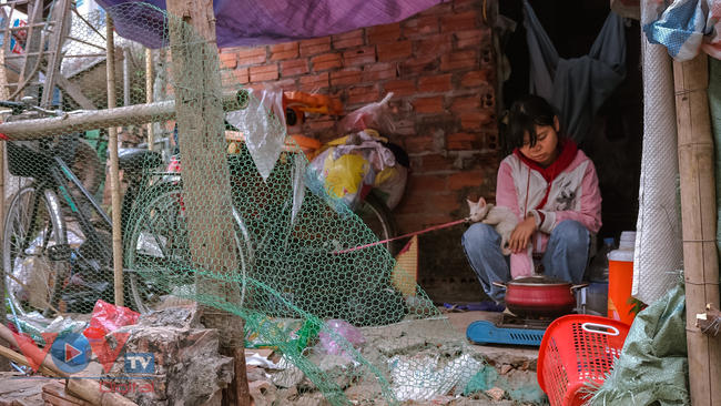 Cuộc sống người dân khu &quot;ổ chuột&quot; xập xệ nhất nhì Hà Nội trong những ngày giá rét đỉnh điểm - Ảnh 5.