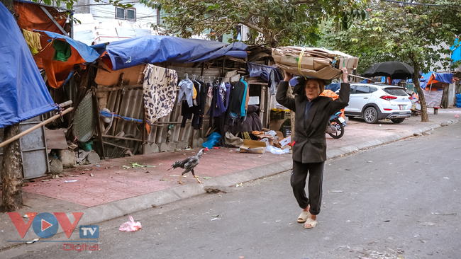 Cuộc sống người dân khu ổ chuột xập xệ nhất Hà Nội trong những ngày giá rét đỉnh điểm - Ảnh 9.