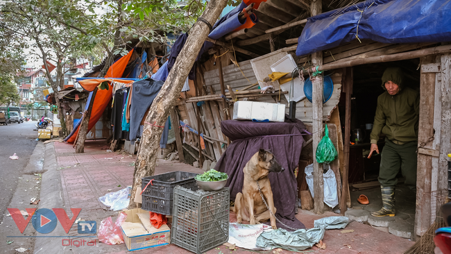 Cuộc sống người dân khu ổ chuột xập xệ nhất Hà Nội trong những ngày giá rét đỉnh điểm - Ảnh 7.