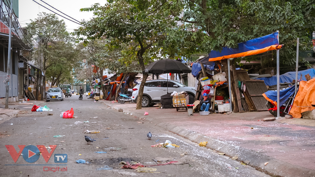 Cuộc sống người dân khu ổ chuột xập xệ nhất Hà Nội trong những ngày giá rét đỉnh điểm - Ảnh 6.