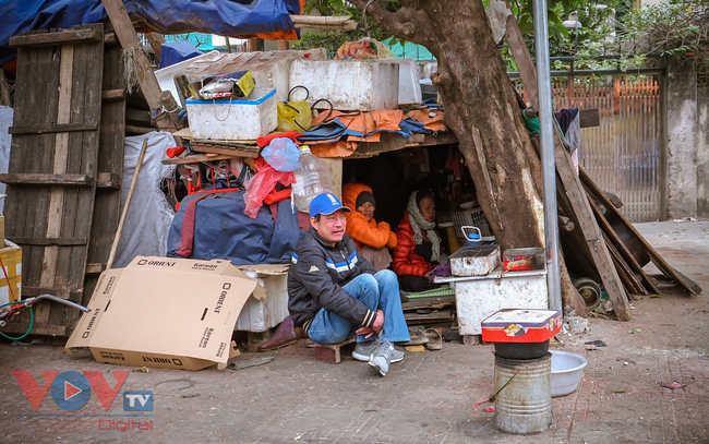 Cuộc sống người dân khu ổ chuột xập xệ nhất Hà Nội trong những ngày giá rét đỉnh điểm - Ảnh 5.