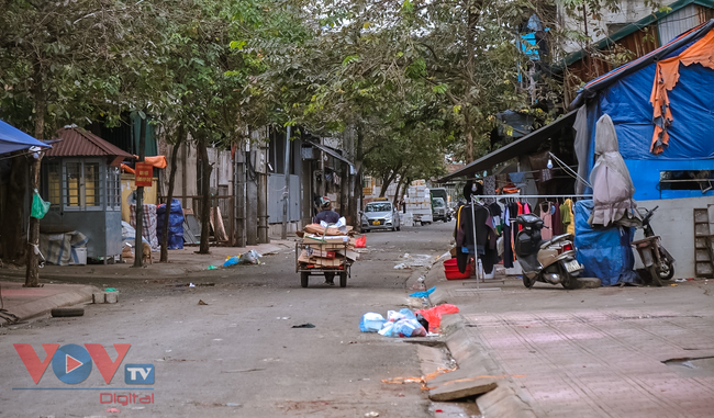 Cuộc sống người dân khu &quot;ổ chuột&quot; xập xệ nhất nhì Hà Nội trong những ngày giá rét đỉnh điểm - Ảnh 14.