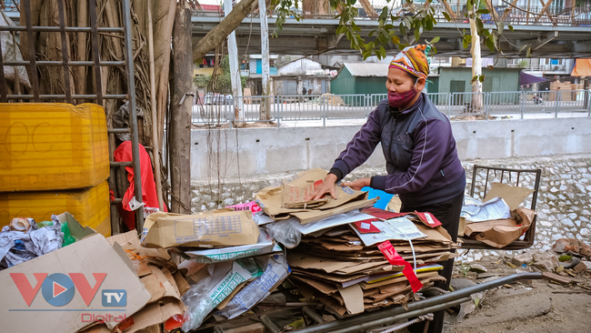 Cuộc sống người dân khu &quot;ổ chuột&quot; xập xệ nhất nhì Hà Nội trong những ngày giá rét đỉnh điểm - Ảnh 13.