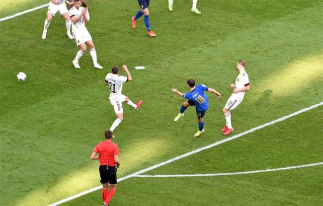 Kết quả Italia 2-1 Bỉ: 3 lần được khung gỗ cứu thua, Italia lại khiến Bỉ ôm hận - Ảnh 1.