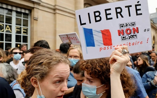 Pháp kéo dài việc kiểm tra giấy thông hành y tế đến Hè 2022 - Ảnh 1.