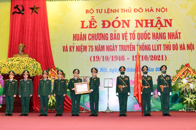 Phát huy truyền thống anh hùng, xây dựng Lực lượng vũ trang Thủ đô Hà Nội vững mạnh - Ảnh 3.