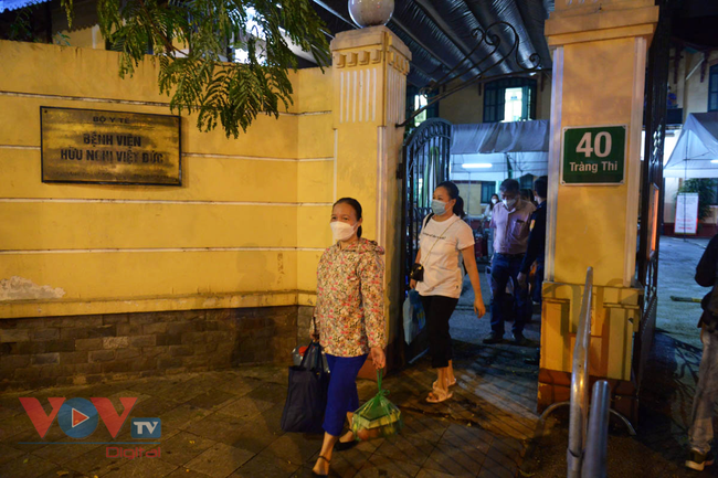 Bệnh viện Việt Đức dỡ cách ly, bắt đầu khám chữa bệnh trở lại - Ảnh 13.