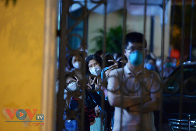 Bệnh viện Việt Đức dỡ cách ly, bắt đầu khám chữa bệnh trở lại - Ảnh 4.