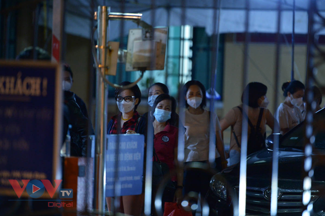Bệnh viện Việt Đức dỡ cách ly, bắt đầu khám chữa bệnh trở lại - Ảnh 3.