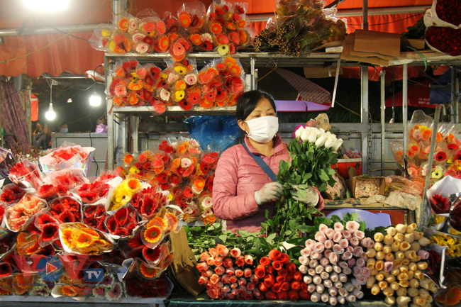 Tiểu thương 'xót ruột' nhìn chợ hoa lớn nhất Hà Nội vắng khách trước ngày 20/10 - Ảnh 18.