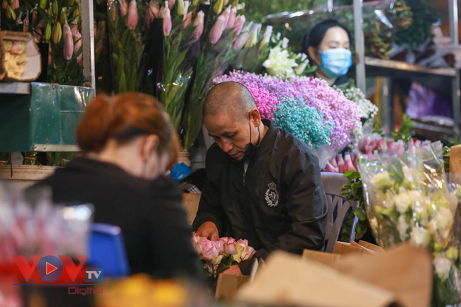 Tiểu thương 'xót ruột' nhìn chợ hoa lớn nhất Hà Nội vắng khách trước ngày 20/10 - Ảnh 17.