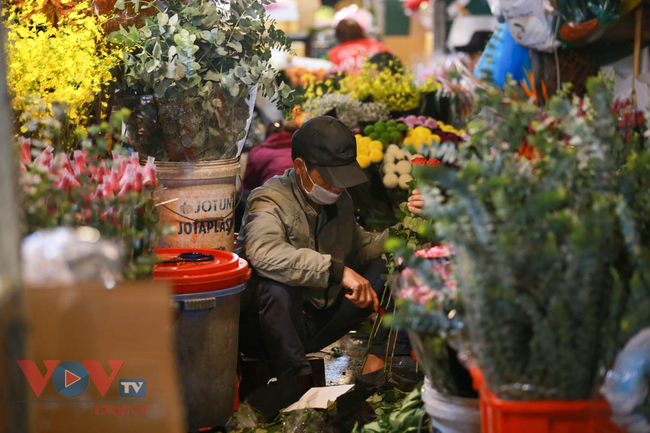 Tiểu thương 'xót ruột' nhìn chợ hoa lớn nhất Hà Nội vắng khách trước ngày 20/10 - Ảnh 16.