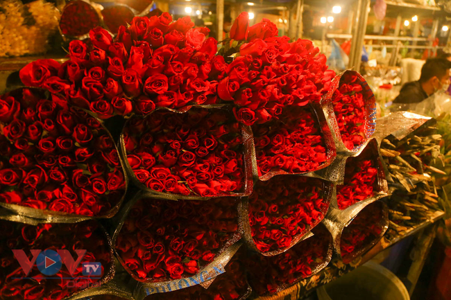 Tiểu thương 'xót ruột' nhìn chợ hoa lớn nhất Hà Nội vắng khách trước ngày 20/10 - Ảnh 15.