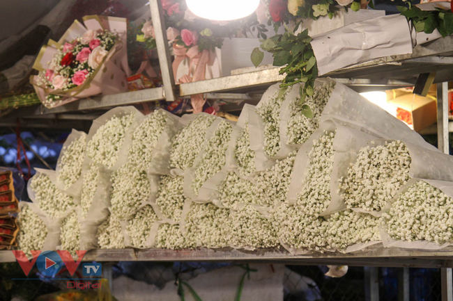 Tiểu thương 'xót ruột' nhìn chợ hoa lớn nhất Hà Nội vắng khách trước ngày 20/10 - Ảnh 13.