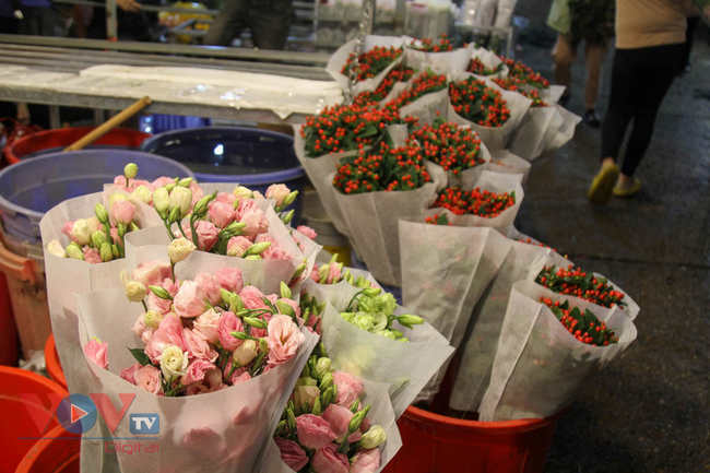 Tiểu thương 'xót ruột' nhìn chợ hoa lớn nhất Hà Nội vắng khách trước ngày 20/10 - Ảnh 12.