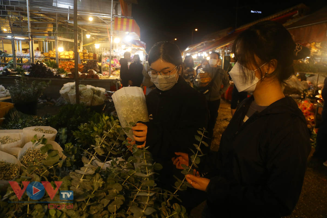Tiểu thương 'xót ruột' nhìn chợ hoa lớn nhất Hà Nội vắng khách trước ngày 20/10 - Ảnh 10.