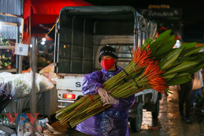 Tiểu thương 'xót ruột' nhìn chợ hoa lớn nhất Hà Nội vắng khách trước ngày 20/10 - Ảnh 9.