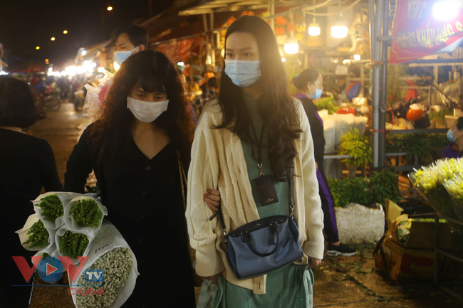 Tiểu thương 'xót ruột' nhìn chợ hoa lớn nhất Hà Nội vắng khách trước ngày 20/10 - Ảnh 8.