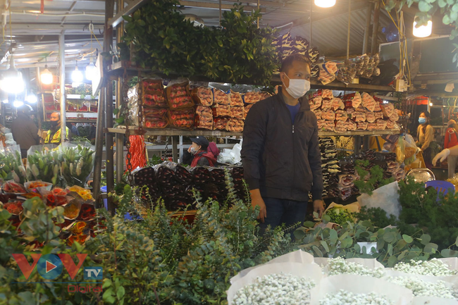 Tiểu thương 'xót ruột' nhìn chợ hoa lớn nhất Hà Nội vắng khách trước ngày 20/10 - Ảnh 7.